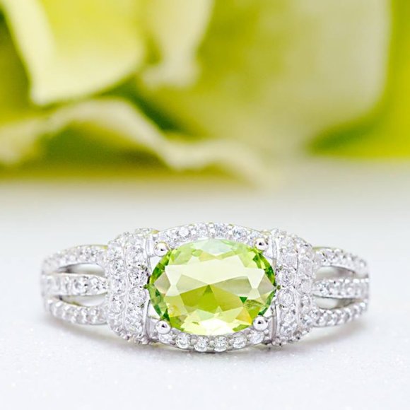Green Peridot Oval ring, 925 Sterling Silver Charmed Aroma Birthstone Collection - Picture 5 of 5